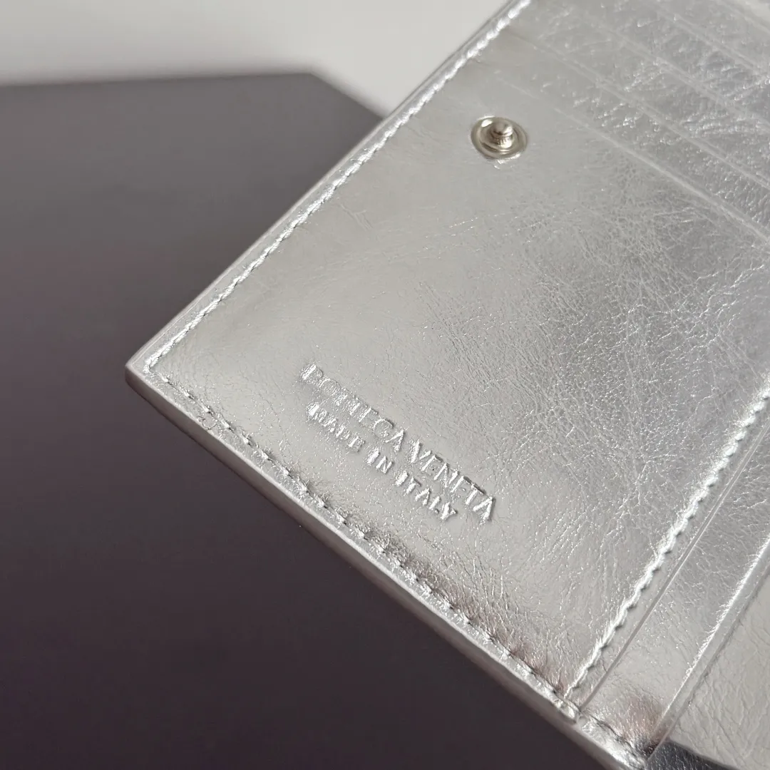 Batch 960 of BOTTEGA VENETA’s new woven small wallets are now shipping! ! ! 🥰🥰Made of carefully selected first-layer sheepskin fabric, this small luxury wallet has an elegant appearance and is also full of practicality. It can store change, driver's license and various cards at the same time. It is so small that it can be put in your pocket and carried with you. It is really convenient [Applause][Applause] Style No.: 667468 Size: 14.5*9.3*2cm